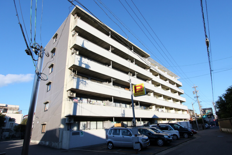 Building appearance. It is a beautiful property of the entrance.