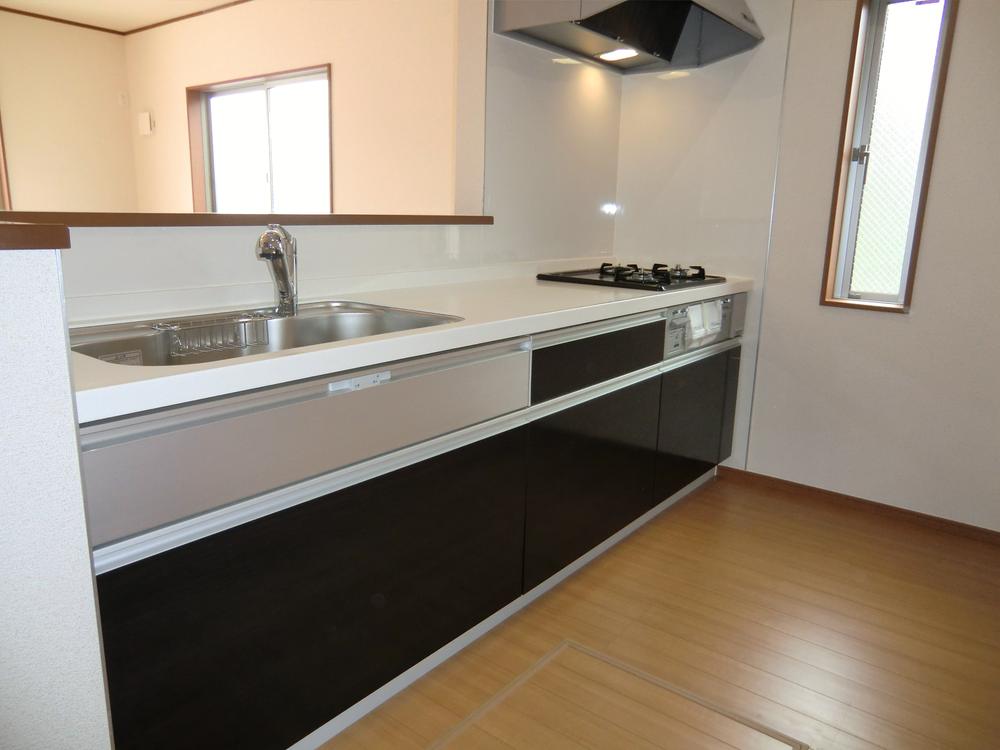 Kitchen. ◇ Kitchen ◇  Popularity of face-to-face ・ Artificial marble counter ・ Water purifier integrated faucet (all-in-one hand shower) ・ Quiet specification sink ・ Si sensor stove (three-necked) ・ Cupboard hanging with earthquake-resistant latch ・ Underfloor storage, etc.