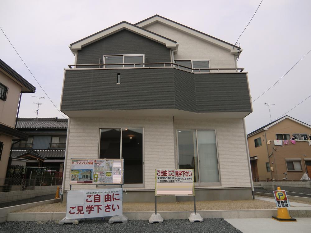 Local appearance photo. ◇ 1 Building ◇  Imposing completed! ! You can preview tour (of weekday visit also OK)  Site 43 square meters more than  Facing south, Yang per good! !   Parking Easy parallel three OK   Local (November 5, 2013) Shooting