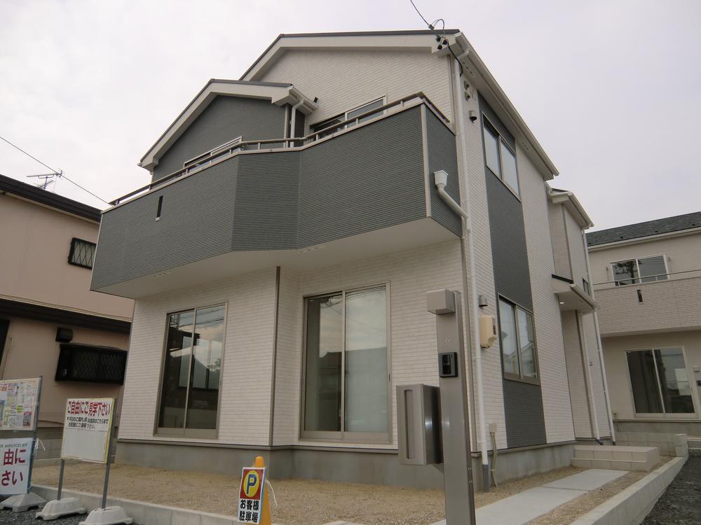 Local appearance photo. ◇ 1 Building ◇  Imposing completed! ! You can preview tour (of weekday visit also OK)  Site 43 square meters more than  Facing south, Yang per good! !   Parking Easy parallel three OK   Local (November 5, 2013) Shooting