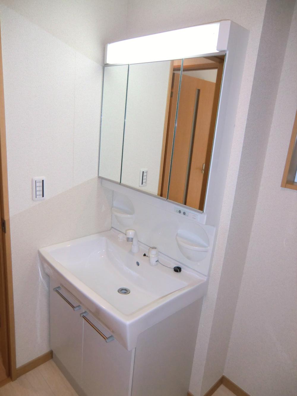 Wash basin, toilet. ◇ wash basin ◇  Three-sided mirror Shampoo dresser