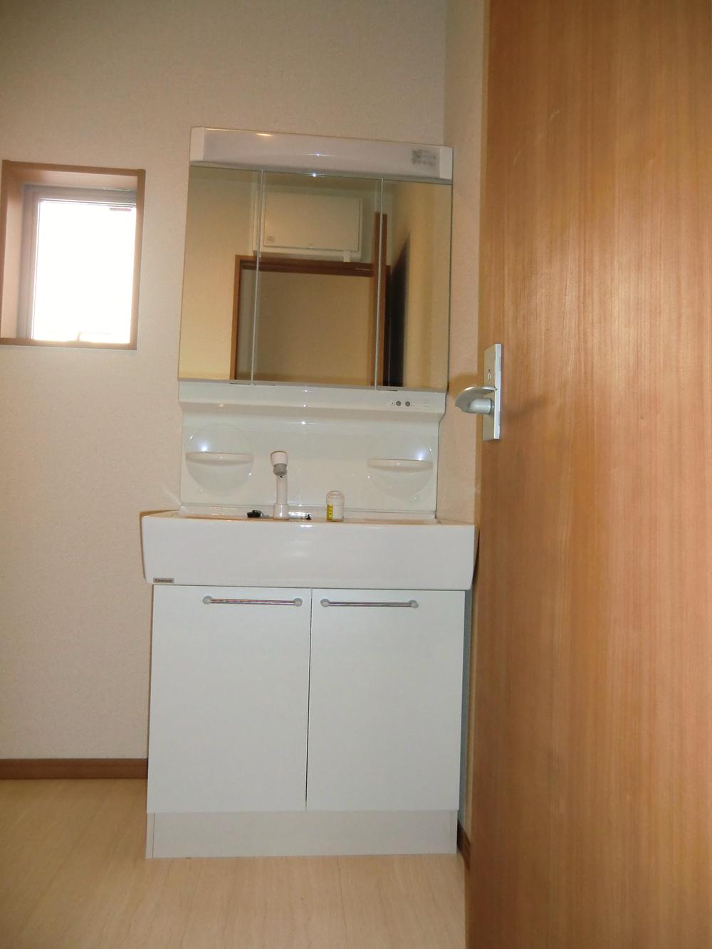 Wash basin, toilet. ◇ wash basin ◇  Three-sided mirror Shampoo dresser 