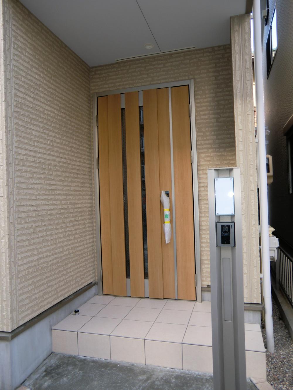 Entrance. ◇ entrance ◇ Fashionable post Insulated door