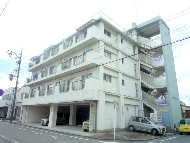 Building appearance. Situated in a quiet, residential area ☆