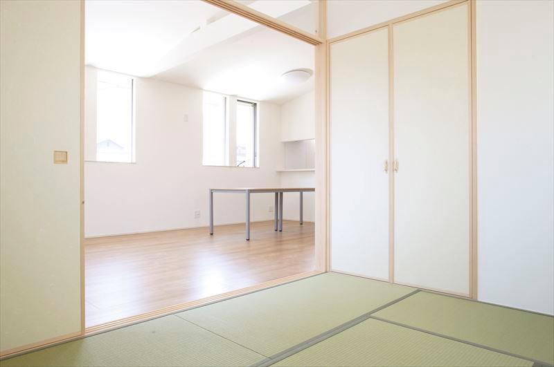 Non-living room. Japanese-style room adjacent to the C building Japanese-style living room You can use it as housework space nap space and the wife of the child. 