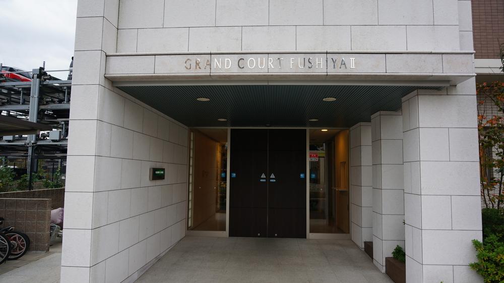 Entrance. Common areas