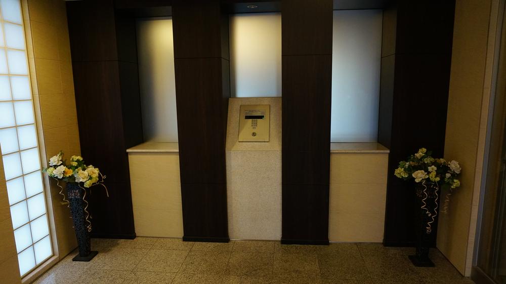 Entrance. Common areas