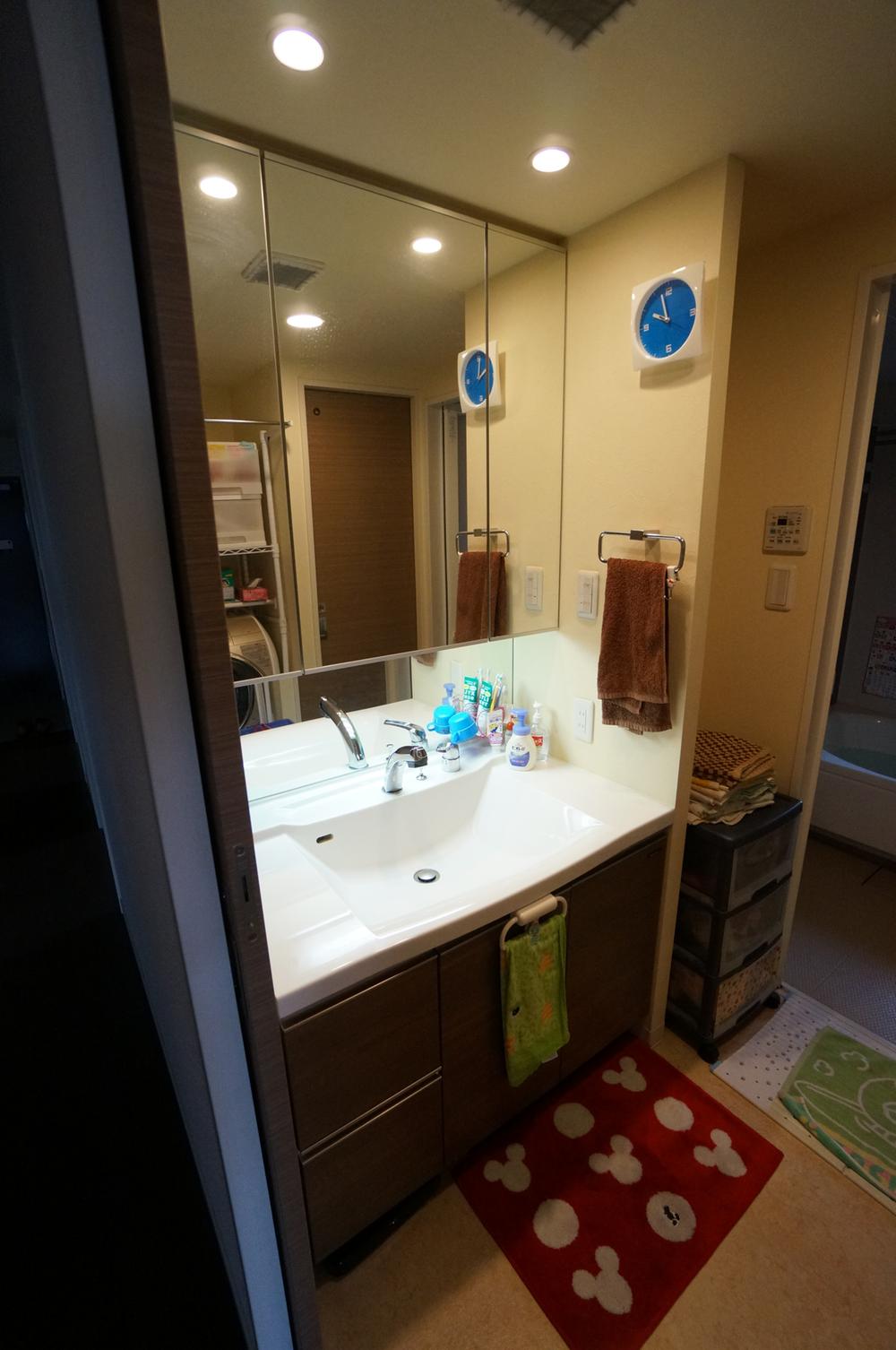 Wash basin, toilet. Indoor (12 May 2013) Shooting