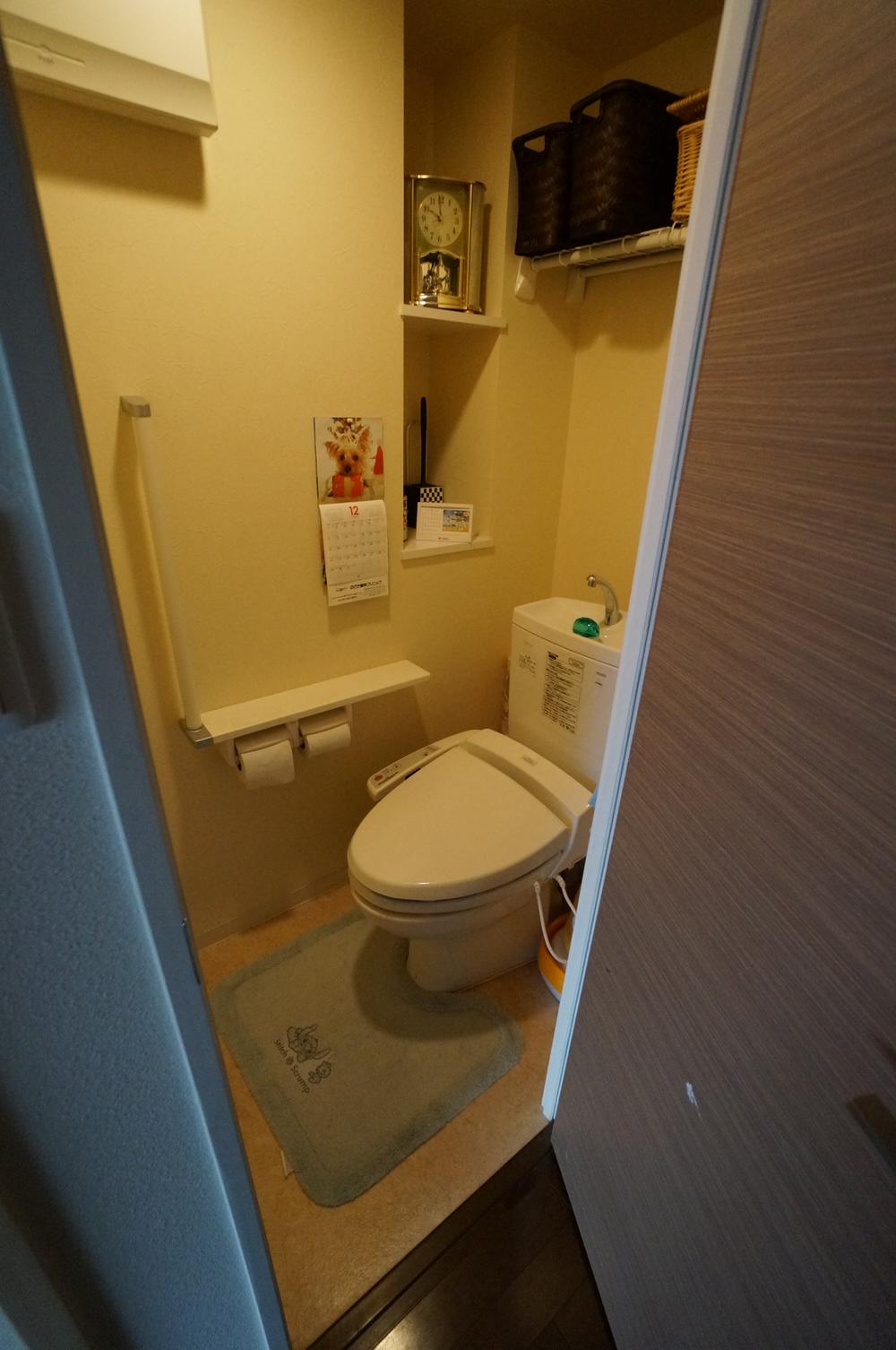 Toilet. Indoor (12 May 2013) Shooting