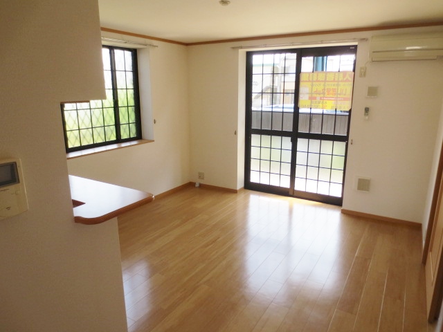 Living and room. 12.1 Pledge spacious ^^