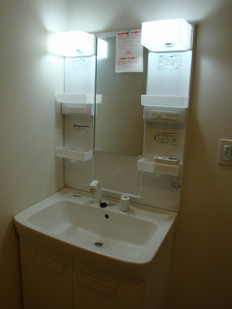 Wash basin, toilet. 2013.12.13 Shooting