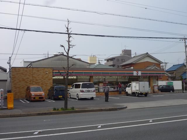 Convenience store. 550m to Seven-Eleven (convenience store)