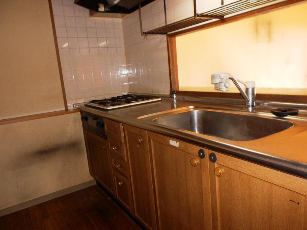 Kitchen. It is hanging cupboard with system Kitchen. (November 2013) Shooting