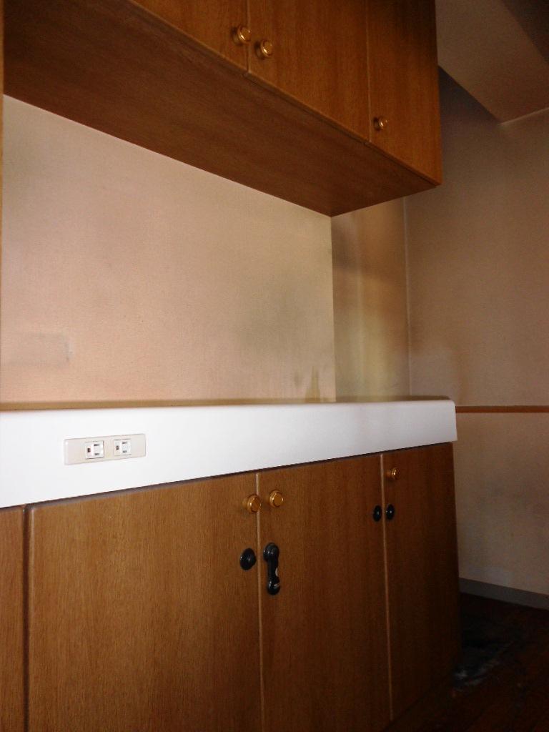 Kitchen. There cupboard hanging and counter housed in the kitchen back. (November 2013) Shooting