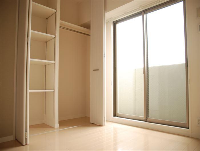 Non-living room. North Western-style rooms with a large capacity closet