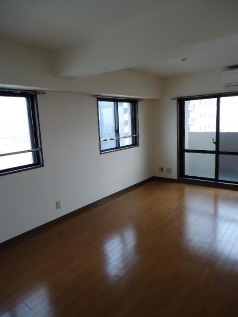 Living. Living shooting, Day, Ventilation is good