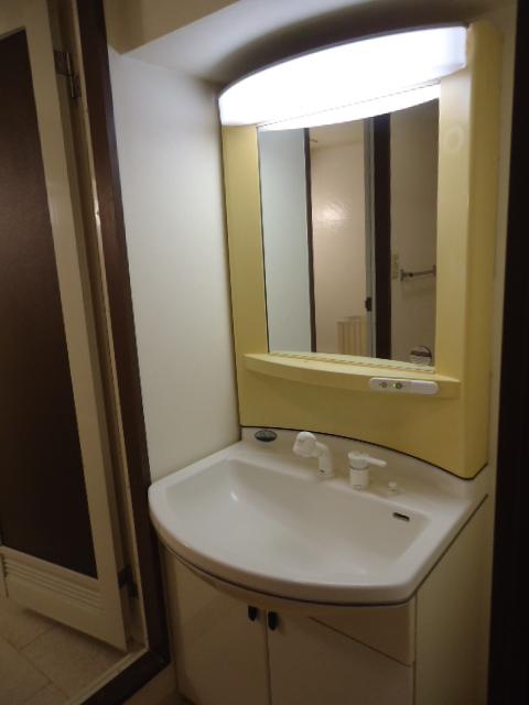 Wash basin, toilet. 2013 November shooting