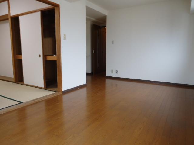 Living. Living shooting, Day, Ventilation is good