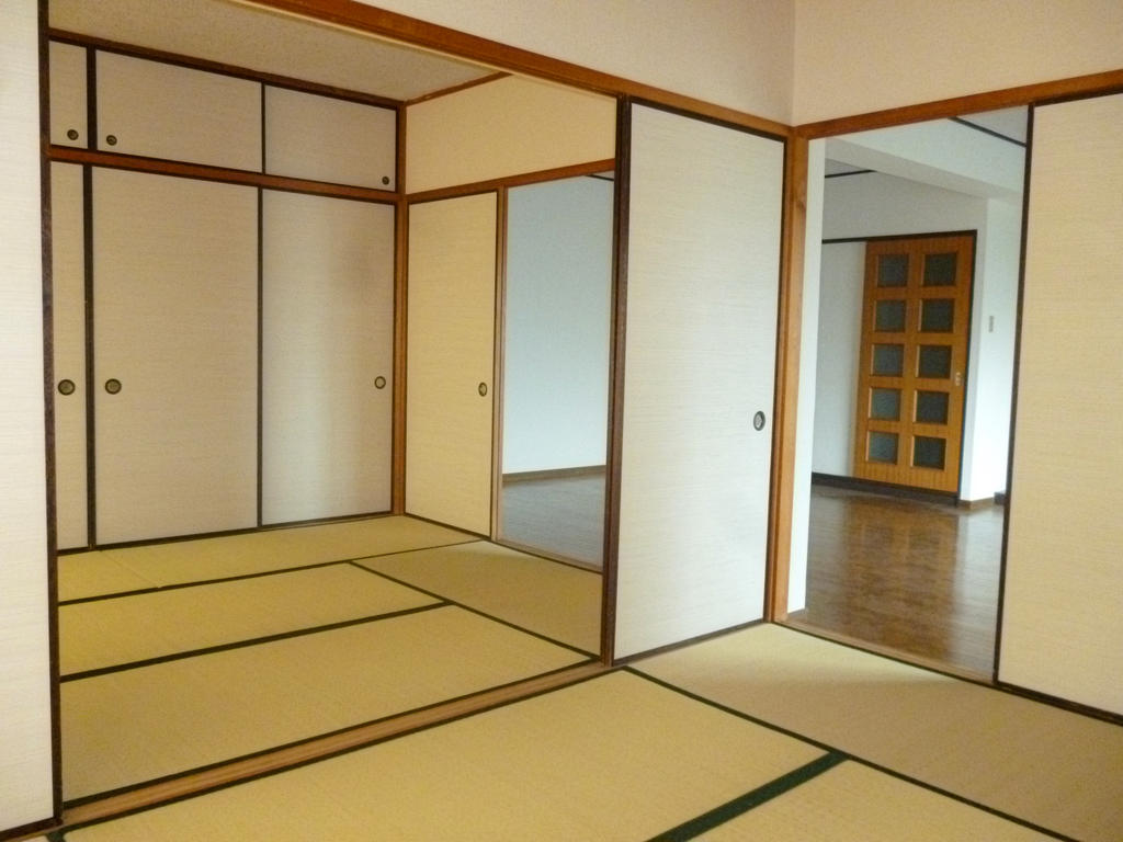 Living and room. 2 between the continuance of the Japanese-style room