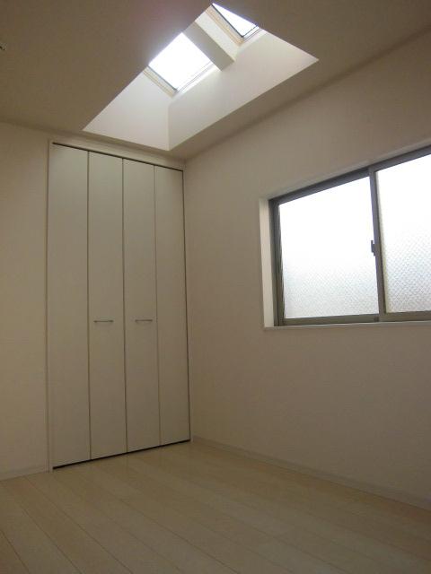 Non-living room. 2 Kaiyoshitsu Bright room with a skylight