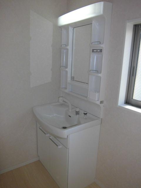 Wash basin, toilet. Washbasin with shower