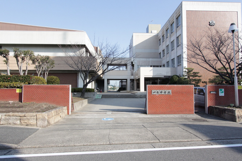 Junior high school. 384m up to one color junior high school (junior high school)