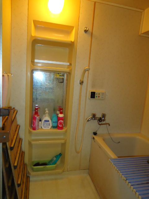 Bathroom. Unit bus shooting