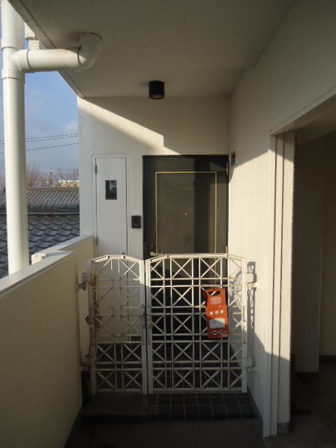 Other common areas. Entrance before alcove