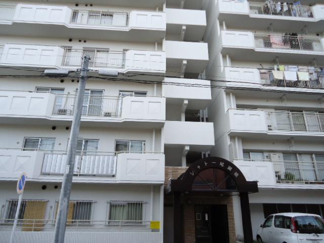 Entrance. Shooting from east