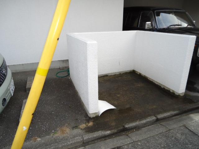 Other common areas. Garbage yard