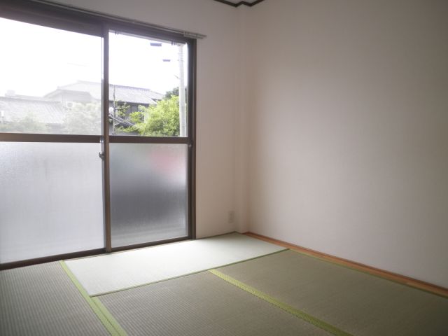 Living and room. Japanese-style room is 6 quires. 