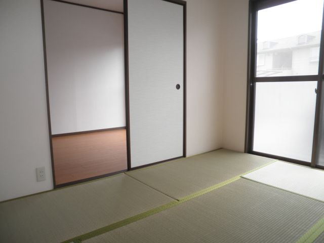 Living and room. Is a Japanese-style room. 