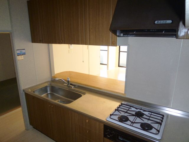 Kitchen. 3-neck with gas stove, It is the comfort sink