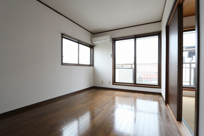 Other room space. It has been renovated to clean. (image)