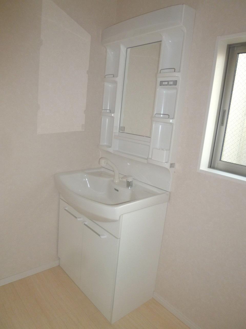Wash basin, toilet. ◆ Shampoo dresser ◆