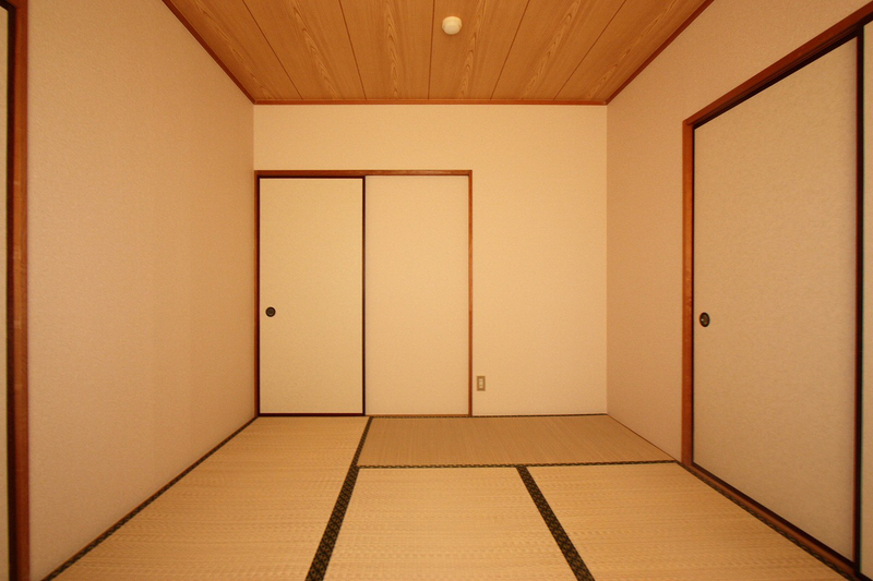 Living and room. There is also a tatami room with cleanliness