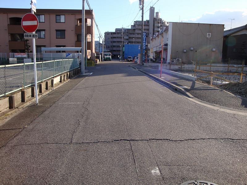 Local photos, including front road. 2013.12.13 Shooting