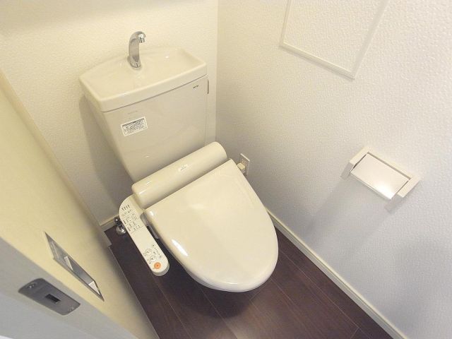 Toilet. It is a Western-style toilet of warm water washing toilet seat! 