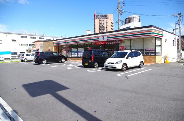 Convenience store. 380m to Seven-Eleven (convenience store)