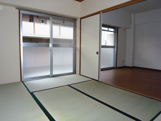 Living and room. It settles down Japanese-style room. 