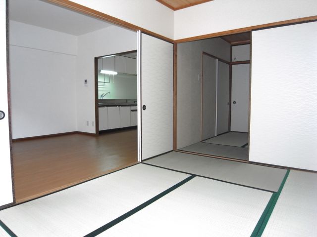 Living and room. Japanese-style room is 6 quires. 