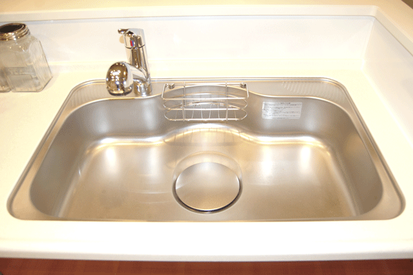 Kitchen.  [Wide sink] Suppress the falling sound of water splashing sound or sink is silent specification (same specifications)