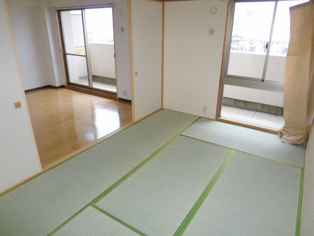 Living and room. Day is a good Japanese-style room on the south-facing