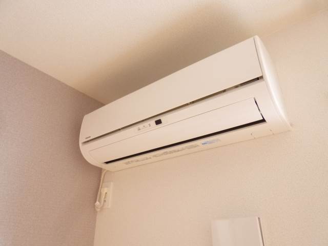 Other Equipment. Air conditioning (The photograph is an image)