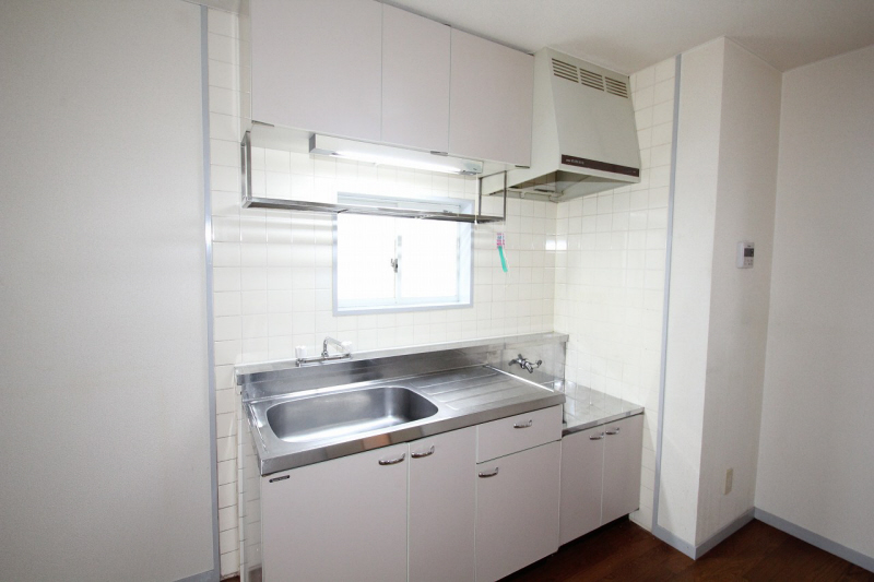 Kitchen. Two-burner stove is can be installed