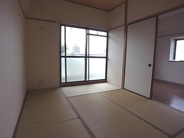 Living and room. Calm the Japanese-style room facing the south veranda! 