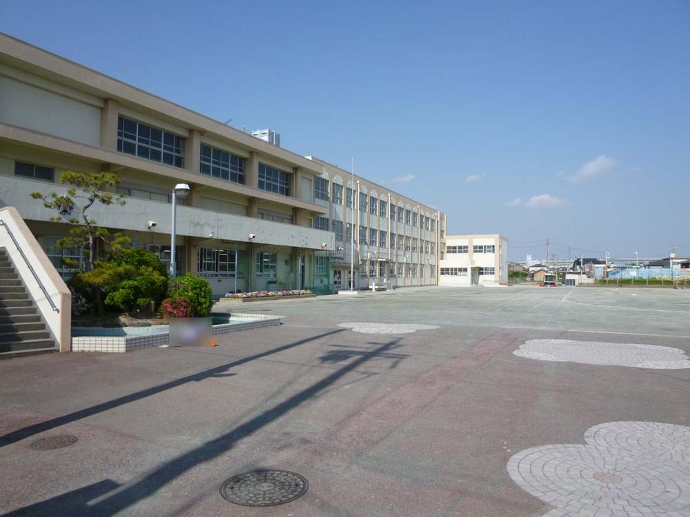 Primary school. Akahoshi to elementary school 851m