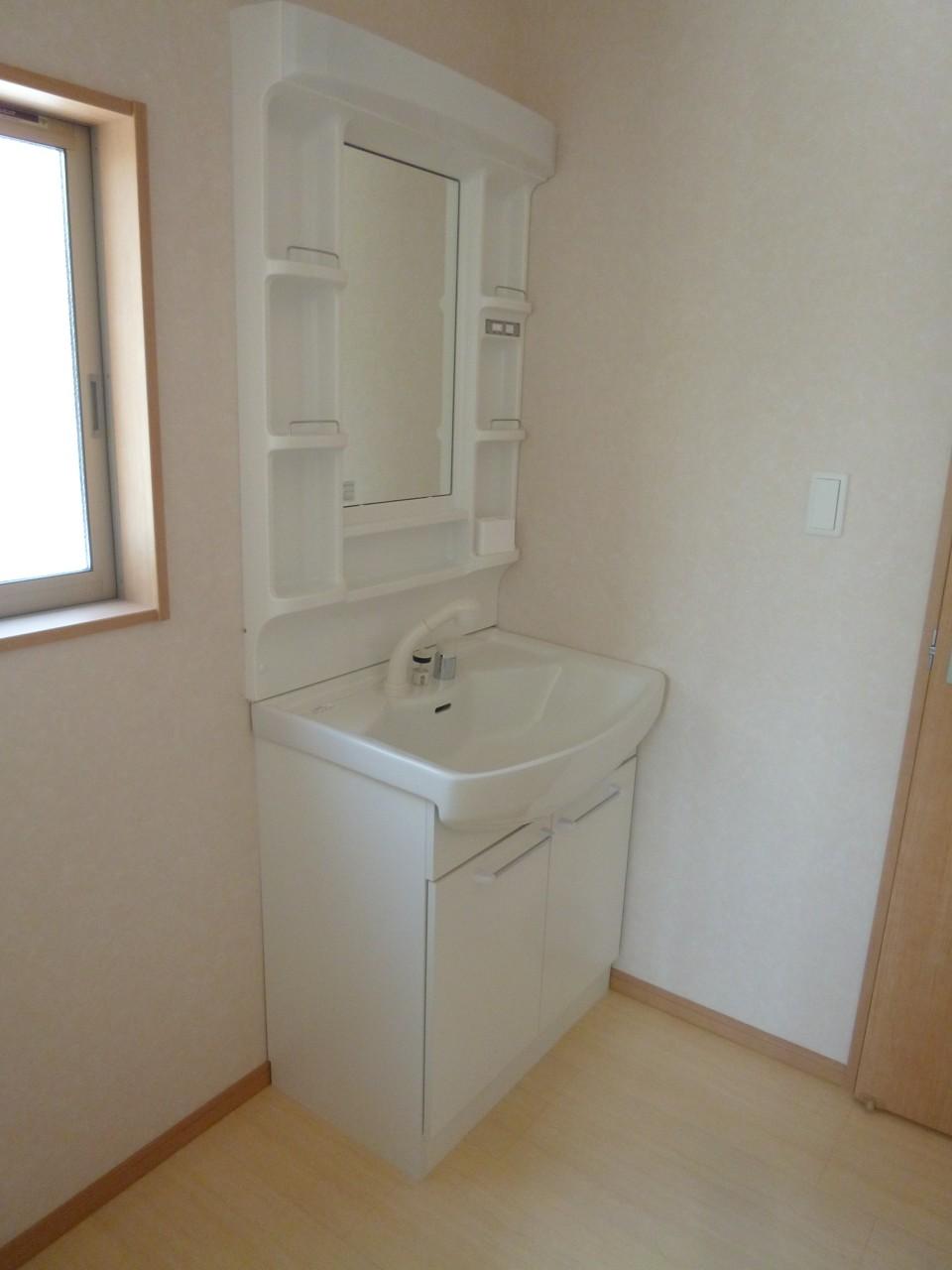 Wash basin, toilet.  ◆ Shampoo dresser ◆ 