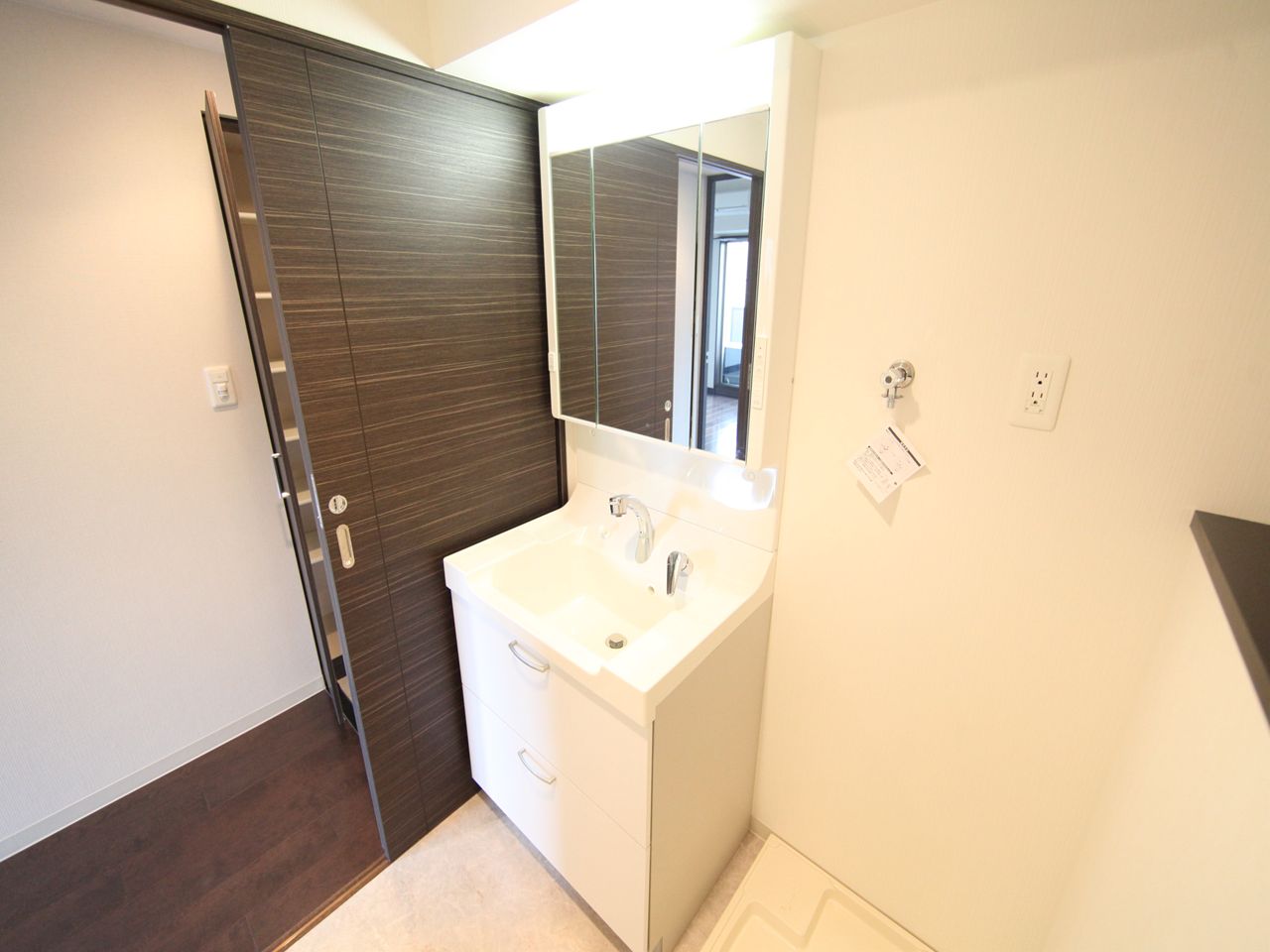 Washroom. Dressing room Independent wash basin can be prepared (shampoo dresser) washing machine