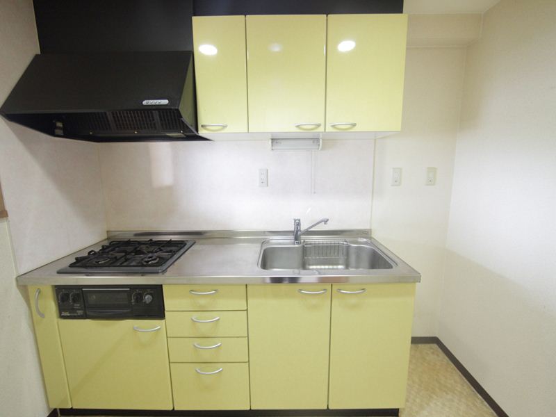 Kitchen. System kitchen (gas 3-burner stove ・ With grill)